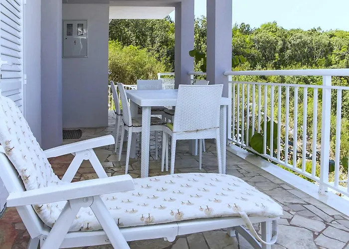 Vesela - One Bedroom With Balcony And Sea View 아파트